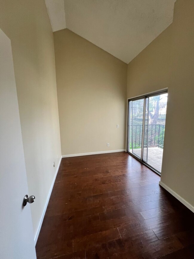 Building Photo - Newbury Park - Two bedroom, one bathroom c...