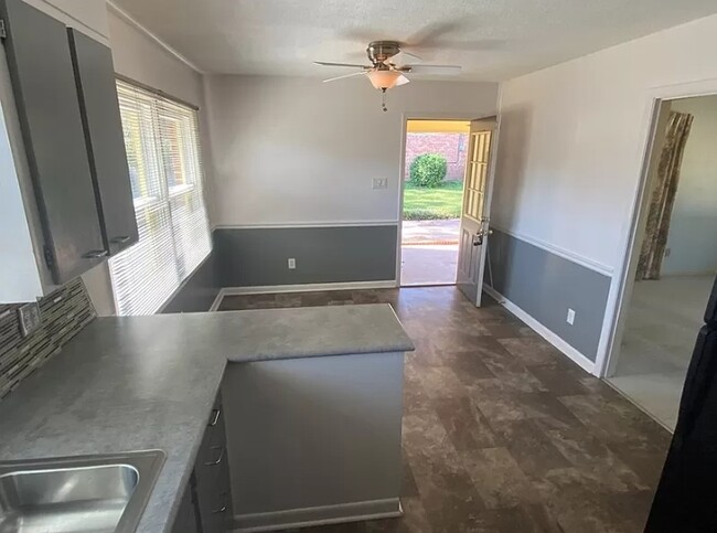 Building Photo - 4450 Longview Dr