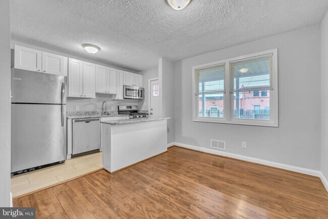 Building Photo - 3422 Dunran Rd