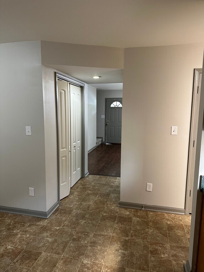 Building Photo - 905 W Jackson St