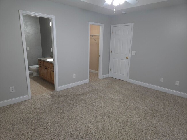 Building Photo - FOR RENT in NORTH COLUMBUS! Available NOW!