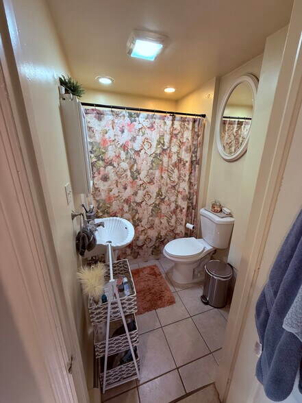 1 Full Bath - 226 E Main St