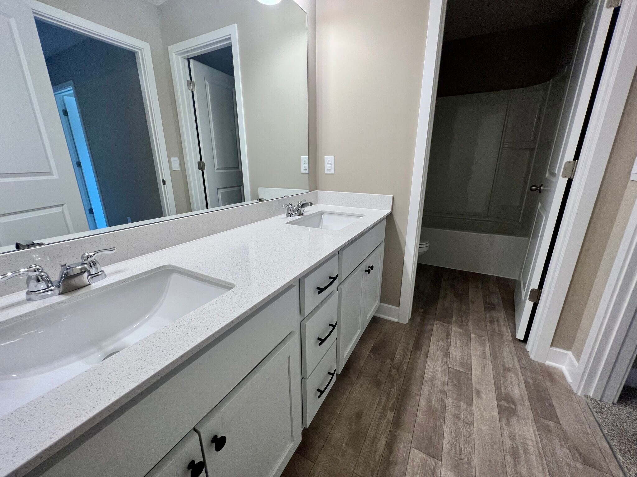 Full bathroom with double sink - 13853 Kaylemore Trl