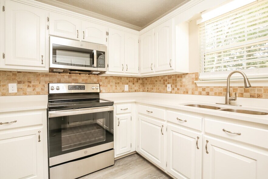 Building Photo - 2431 English Hill Dr