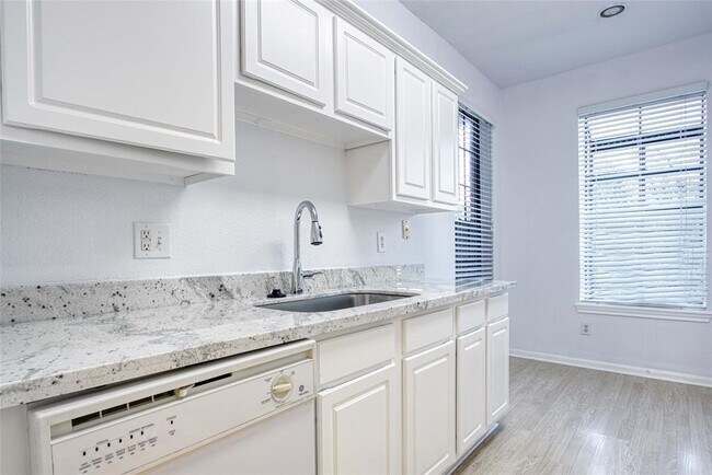 Building Photo - 2255 Braeswood Park Dr