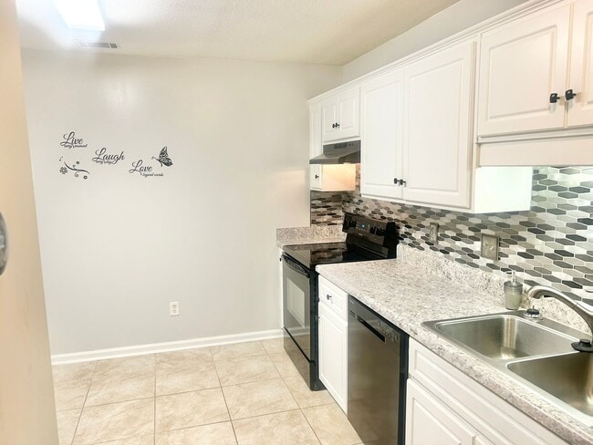 Building Photo - Charming 3BR Townhouse Near Shopping & Doctors Hospital