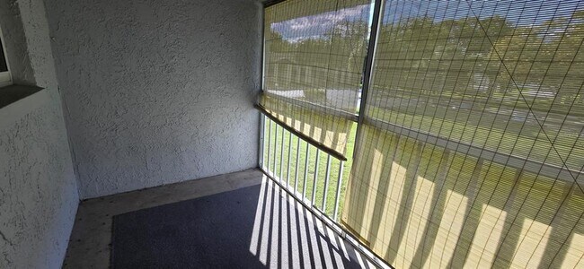 Building Photo - 580 Fairways Ln