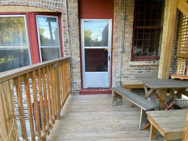 Back deck covered dining area - 1057 W Balmoral