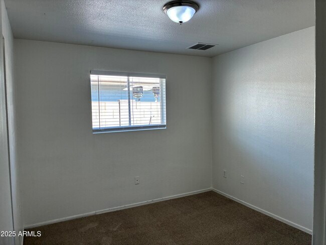 Building Photo - 2930 W Laurel Ln
