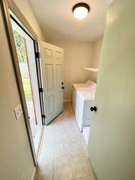 Laundry Room/ Mudroom - 266 Fleming Rd