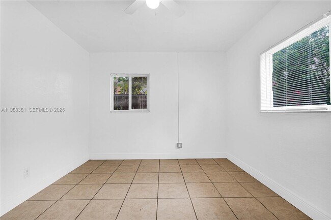 Building Photo - 1960 SW 41st Ave