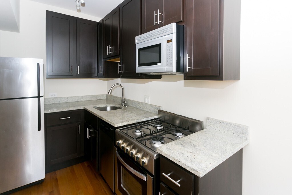 Building Photo - 4644 N Paulina St