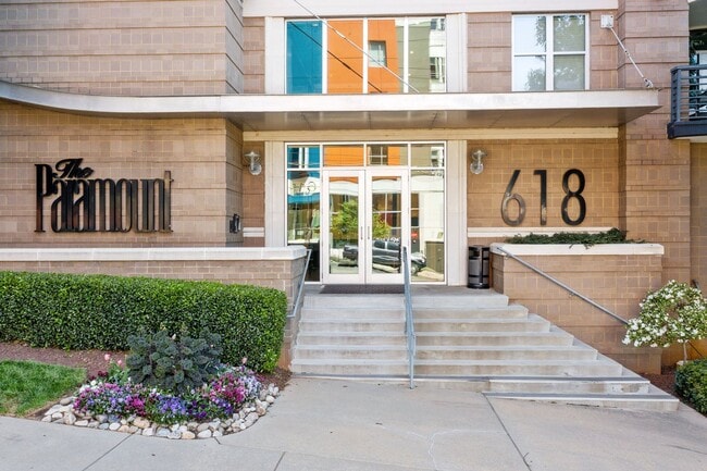 Building Photo - Your dream condo in the heart of Raleigh!