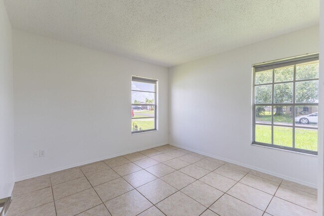 Building Photo - 2535 Ivanhoe St