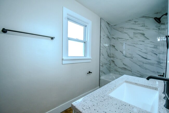 Building Photo - 4126 Sylvan Dr