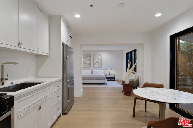 Building Photo - 7052 Dume Dr