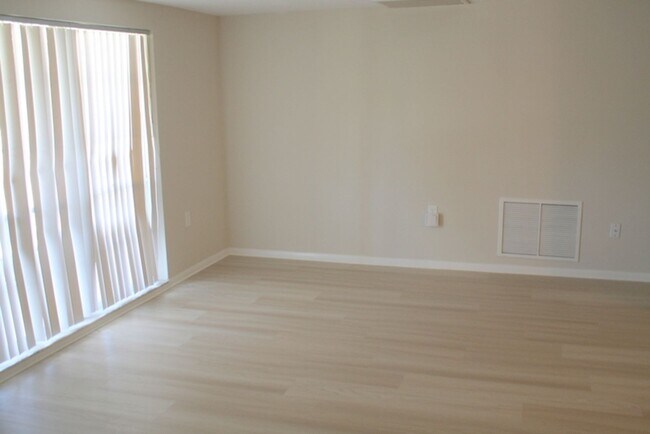 Building Photo - Beautifully updated 2 bedroom 2 bath