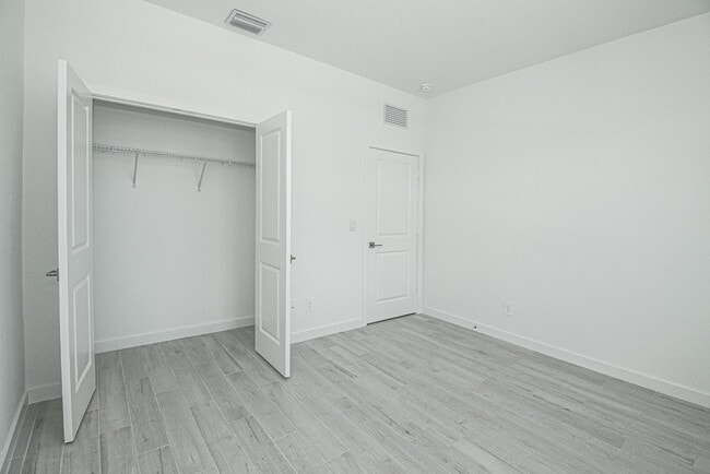 Building Photo - 5929 SE Sky Blue Cir