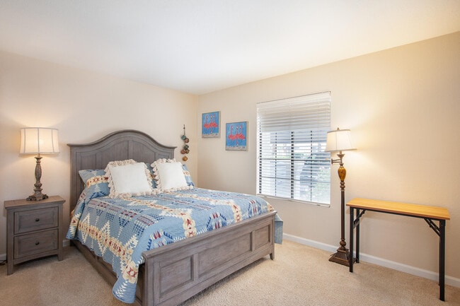 Building Photo - 500 S Farrell Dr