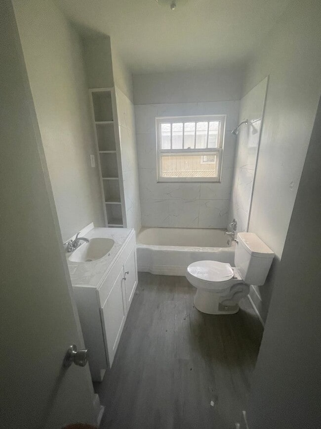 Building Photo - 3 bedroom, 2 bath