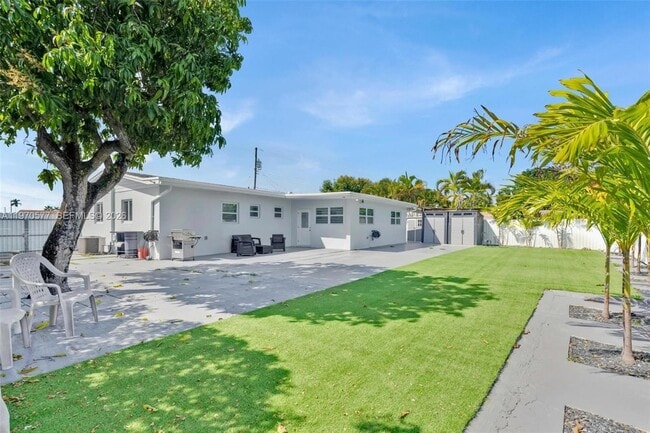 Building Photo - 5521 SW 104th Ave