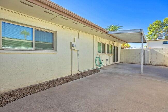 Building Photo - Scottsdale Townhome Now Available!