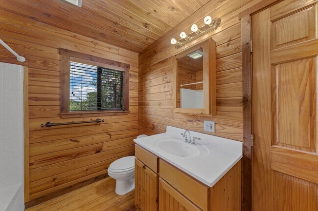Building Photo - Hill Country Retreat