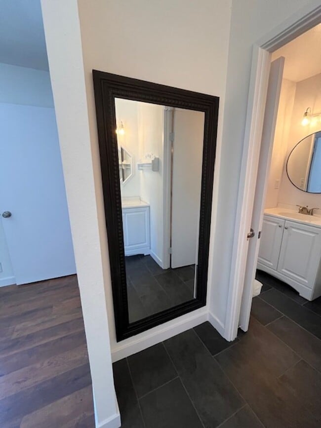 Building Photo - 3 bed 1.5 bath 2 story condo in Park Place...