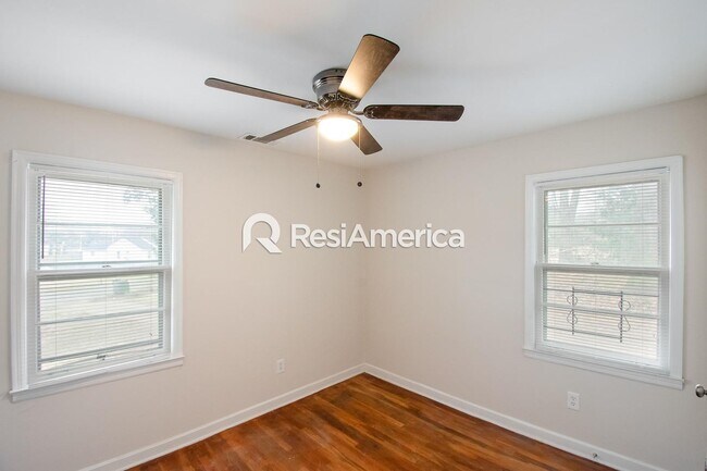 Building Photo - Newly Renovated 3/1 in 38109!