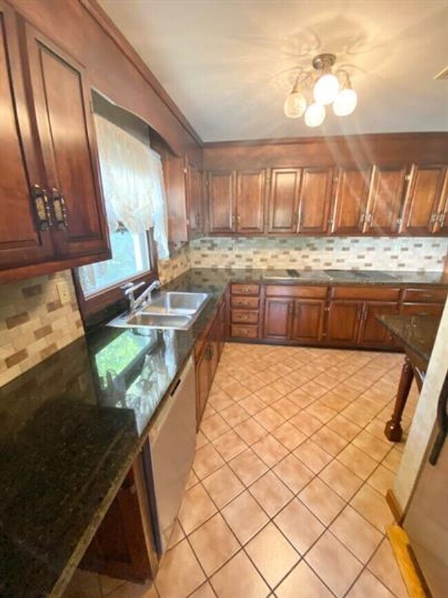 Building Photo - 5 Bedroom Home in Essex Junction!