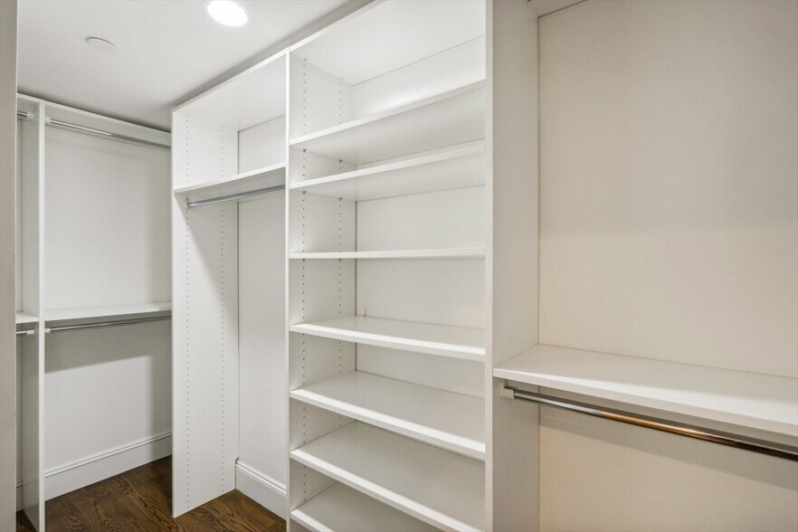 Building Photo - 1471 Beacon St