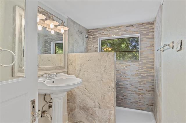 Building Photo - 1123 W Gandy St