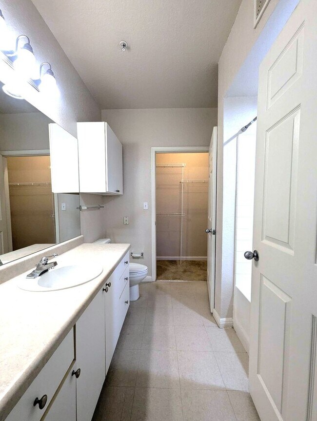 Building Photo - 1x1 Bright and spacious, convenient 1st floor unit