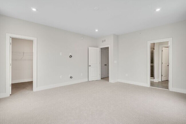 Building Photo - Expansive 3-Bedroom Condo featuring 2.5 Bathrooms and 2,345 Sq. Ft. of Comfort in Richmond!