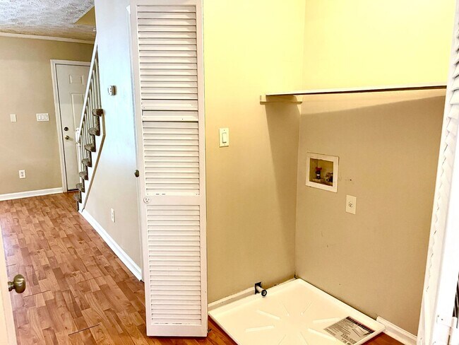 Building Photo - Delightful Upstairs 3 Bedroom / 2 Bathroom...