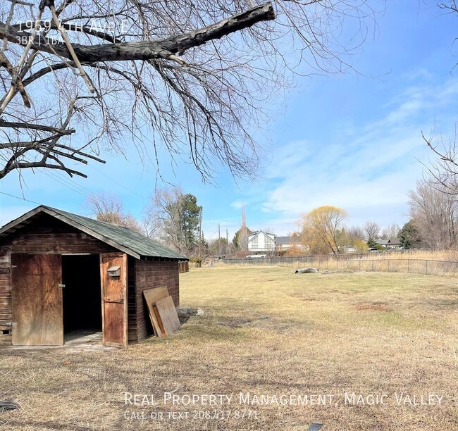 Building Photo - 3 Bedroom 1 Bath House on a Large Lot