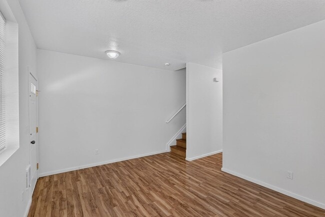 Building Photo - Bright & Spacious Townhome with Private Patio