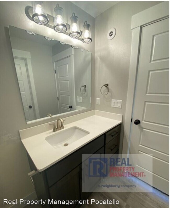 Building Photo - 3 br, 2.5 bath House - 169 Park Lawn #8
