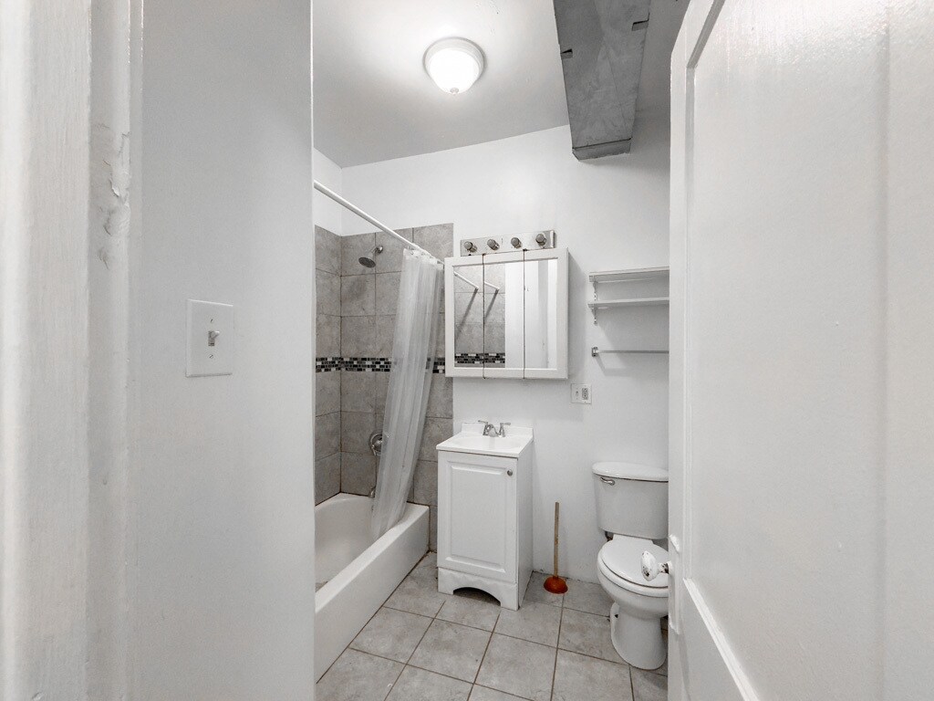 Building Photo - 2405 W Wilson Ave