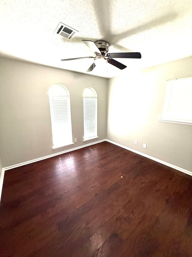 Building Photo - ** 4 Bed 1.5 Bath located by lagoon park ** Call 334-366-9198 for a self tour