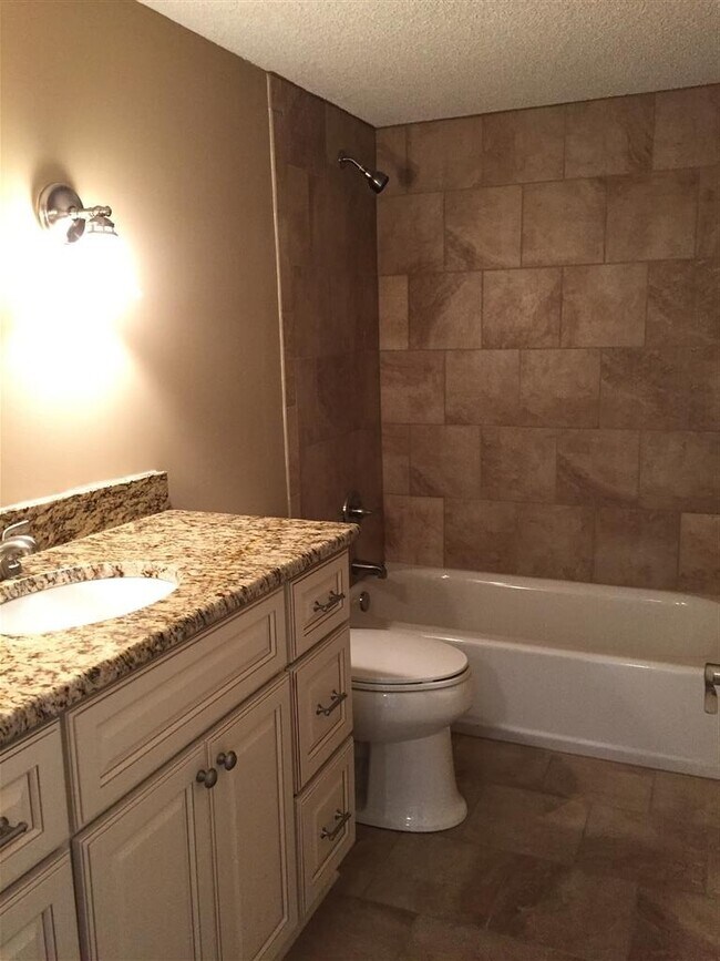 Building Photo - Great condo in Brentwood