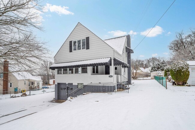 Building Photo - GORGEOUS 3 BEDROOM HOME IN DRAVOSBURG WITH...