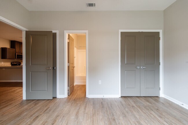 Building Photo - 2 Bedrooom 2 Bathroom Apartments close to VSU