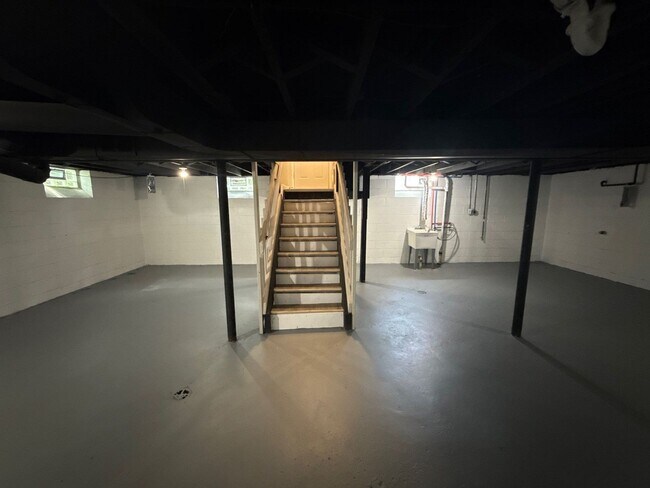 Building Photo - Fully Renovated 3-Bedroom Home – Move-In R...