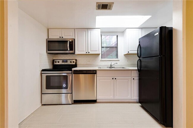 Building Photo - 706 W 22nd St