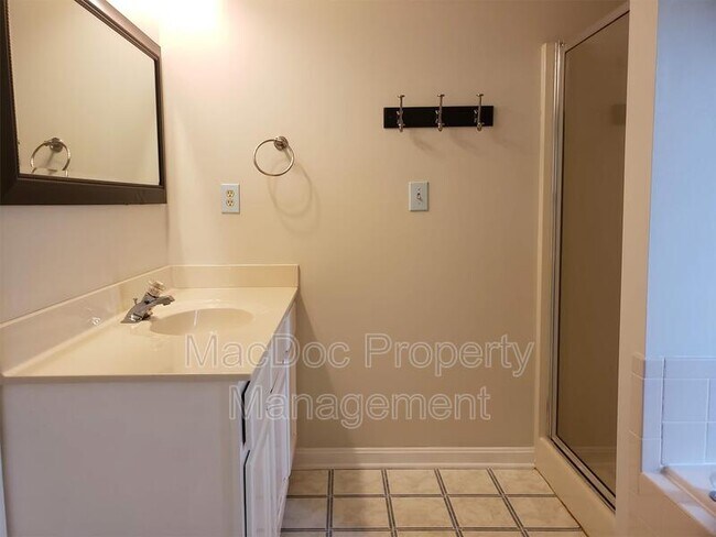Building Photo - 7620 Regency Glen Dr