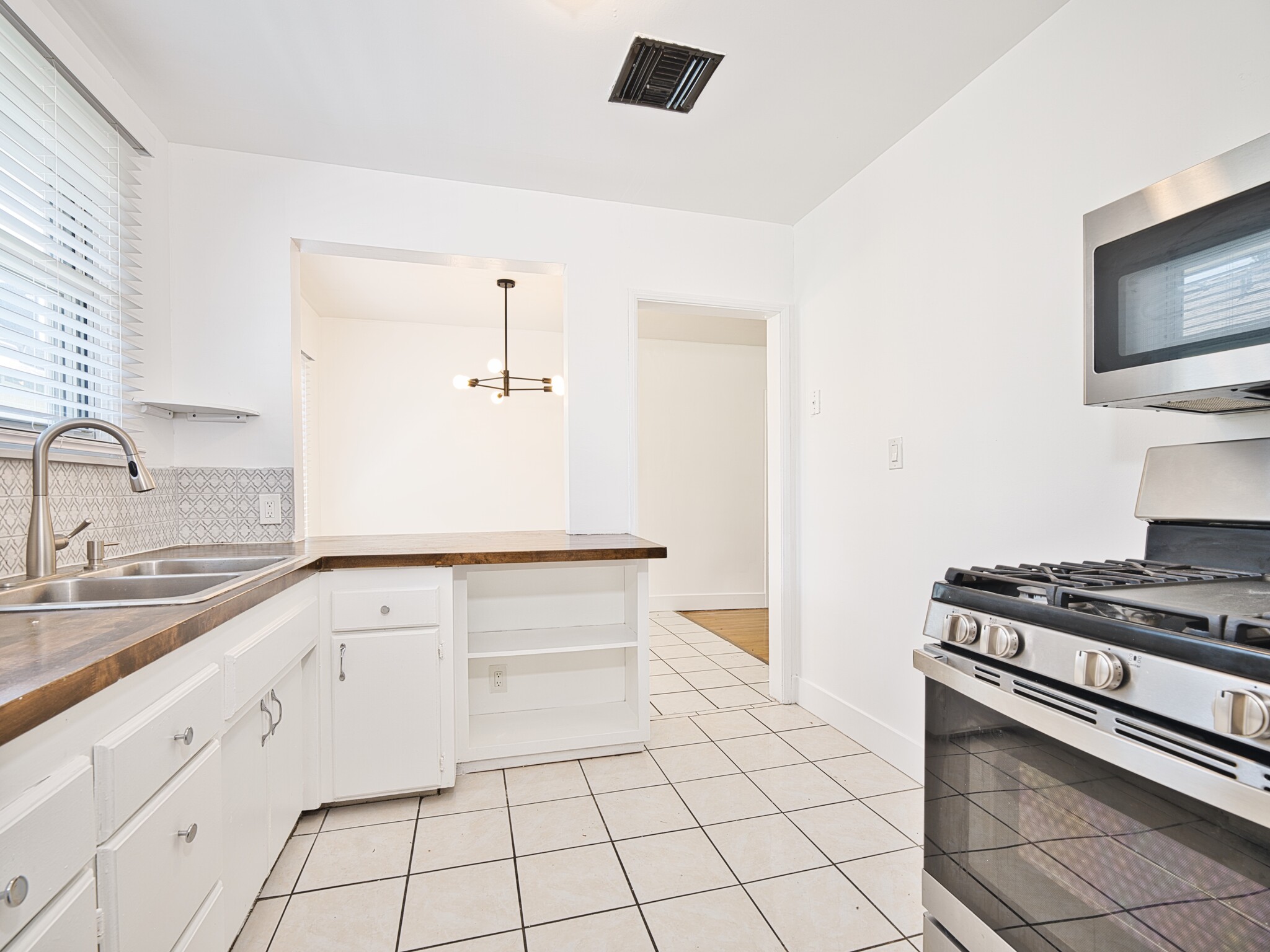 Building Photo - 6153 Clybourn Ave
