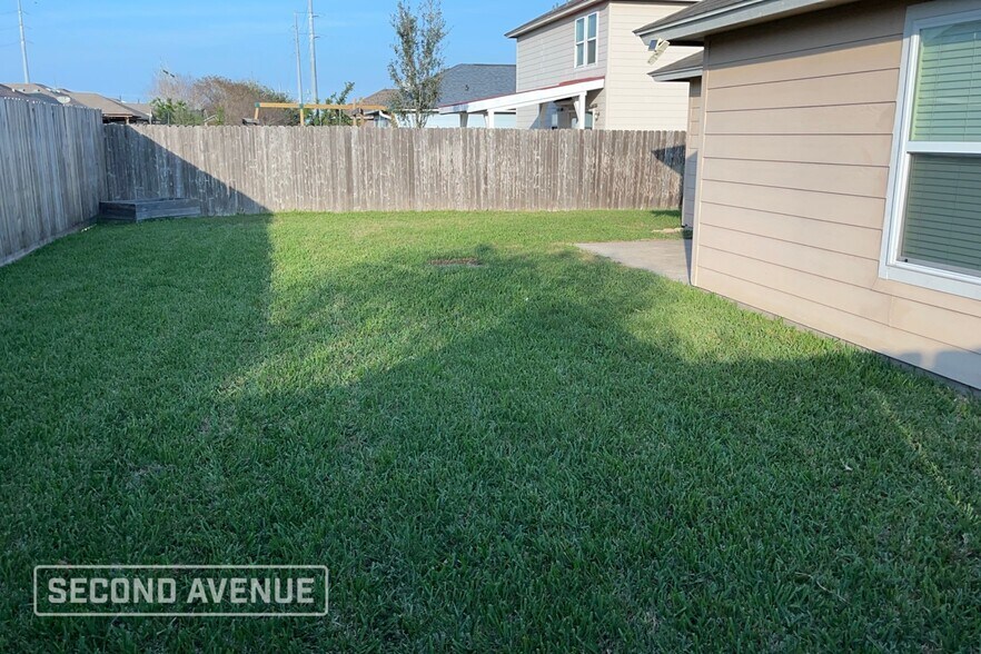 Building Photo - 2201 Encino Dr