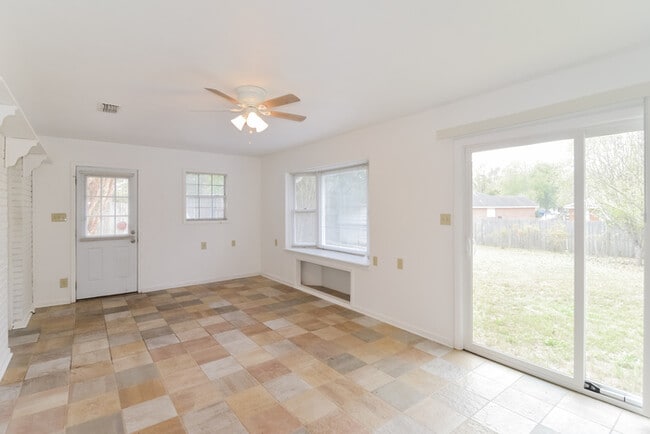 Building Photo - 414 Woodhaven Ct