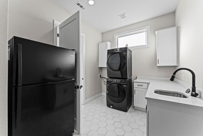 Building Photo - 3505 SW Radiance Ave